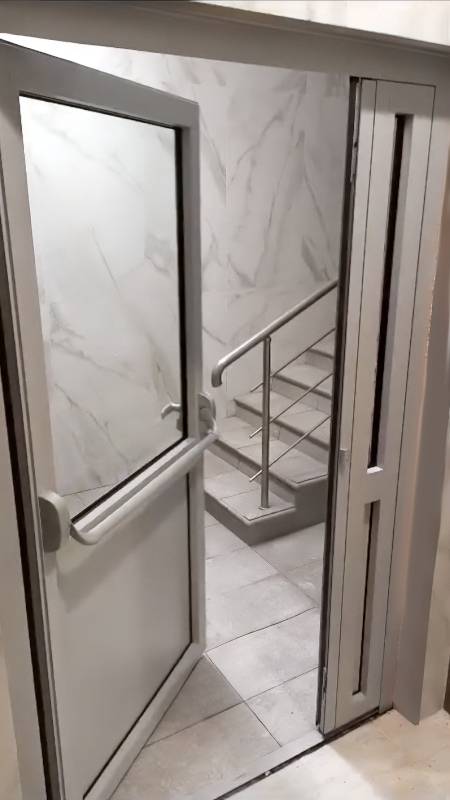 Алюминиевая дверь с ручкой push-bar Алюминиевая дверь с ручкой push-bar