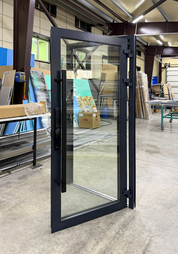 Алюминиевые светопрозрачные двери с ручкой-штангой