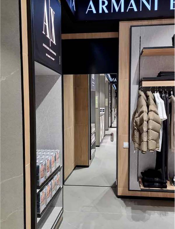 Дверь invisible в торговом зале ТЦ «Атриум»