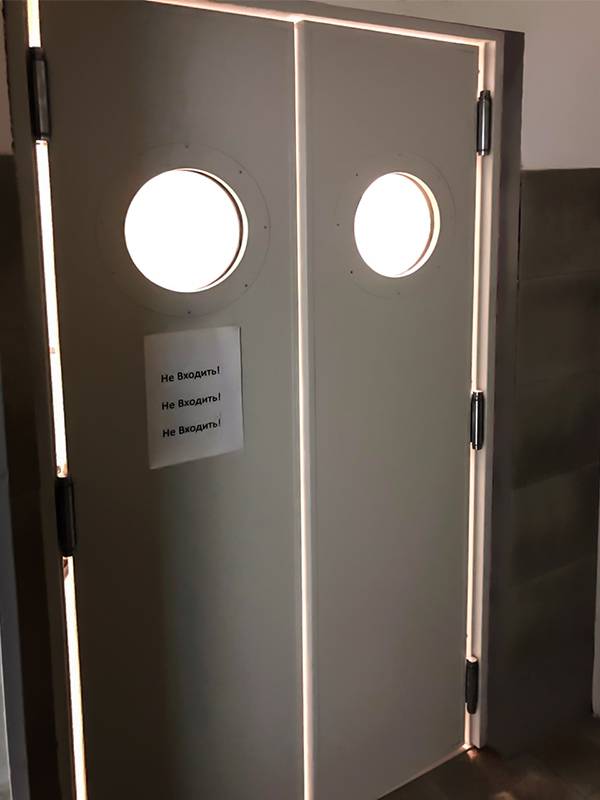 Дверь с маятниковыми петлями (ул. Большая Дорогомиловская, 8) Дверь с маятниковыми петлями (ул. Большая Дорогомиловская, 8)