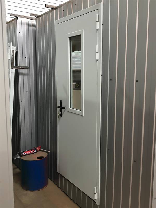 Дверь со стеклом (завод металлоконструкций, Химки, ул. Некрасова, 2)