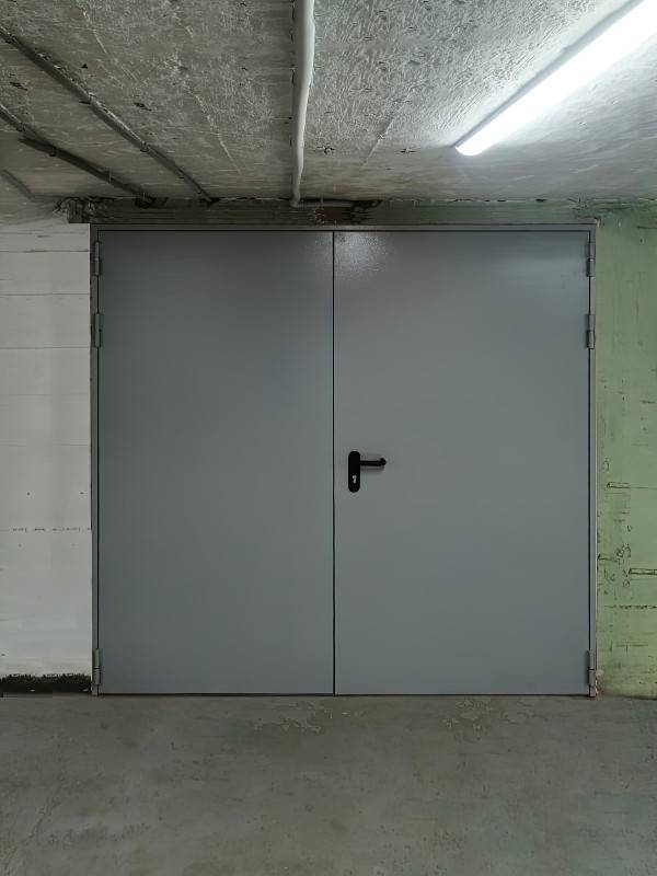 Двустворчатая дверь с внешней стороны (Переведеновский переулок) Двустворчатая дверь с внешней стороны (Переведеновский переулок)