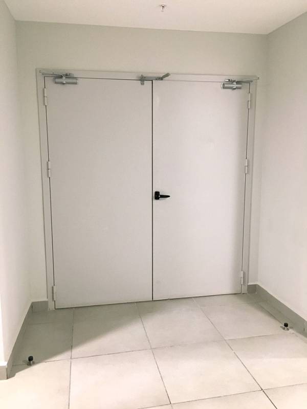 Двупольные технические двери с доводчиками Двупольные технические двери с доводчиками