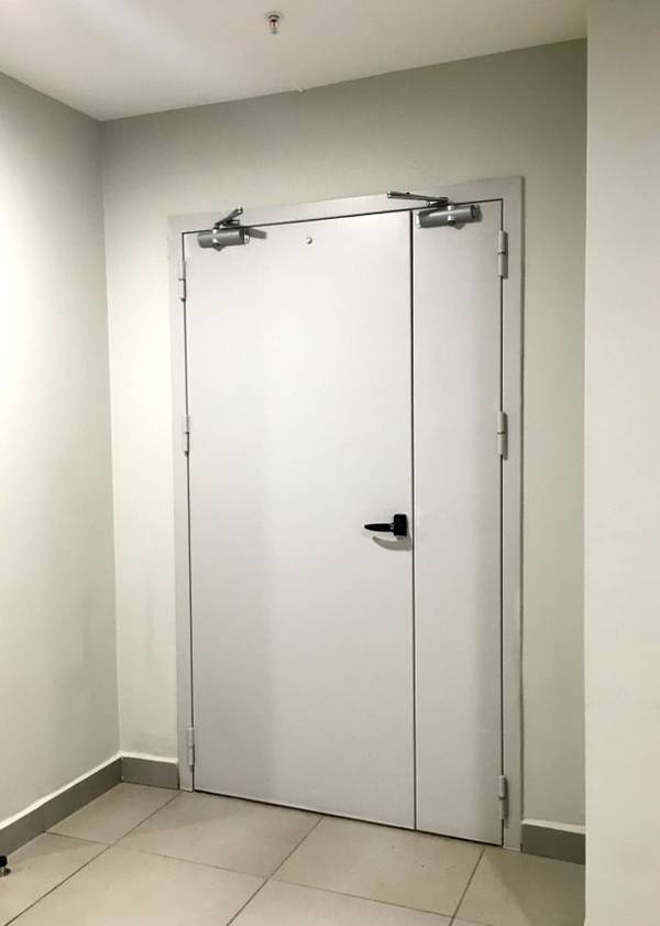 Белая техническая дверь с доводчиком Белая техническая дверь с доводчиком