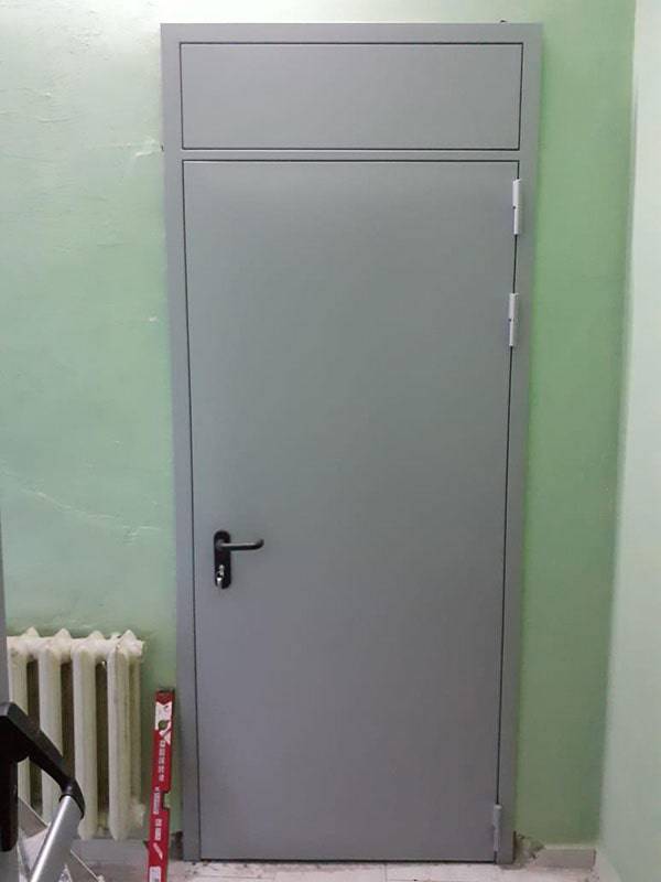 Одностворчатая дверь с фрамугой