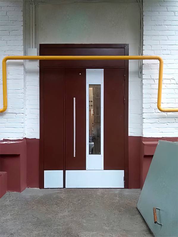 Подъездная дверь, наружная сторона Подъездная дверь, наружная сторона