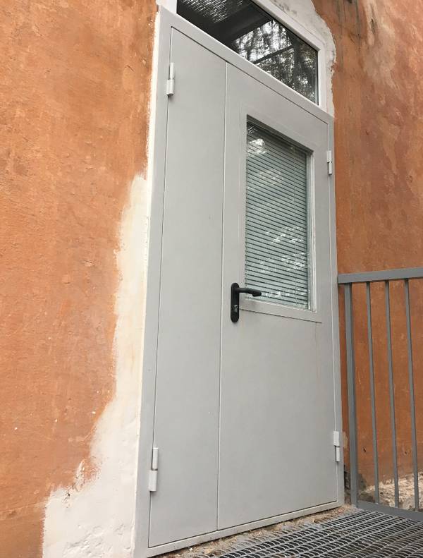 Пожаростойкая дверь с прямоугольным стеклом Пожаростойкая дверь с прямоугольным стеклом