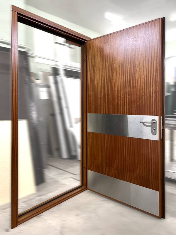 Противопожарная дверь с отбойниками Противопожарная дверь с отбойниками