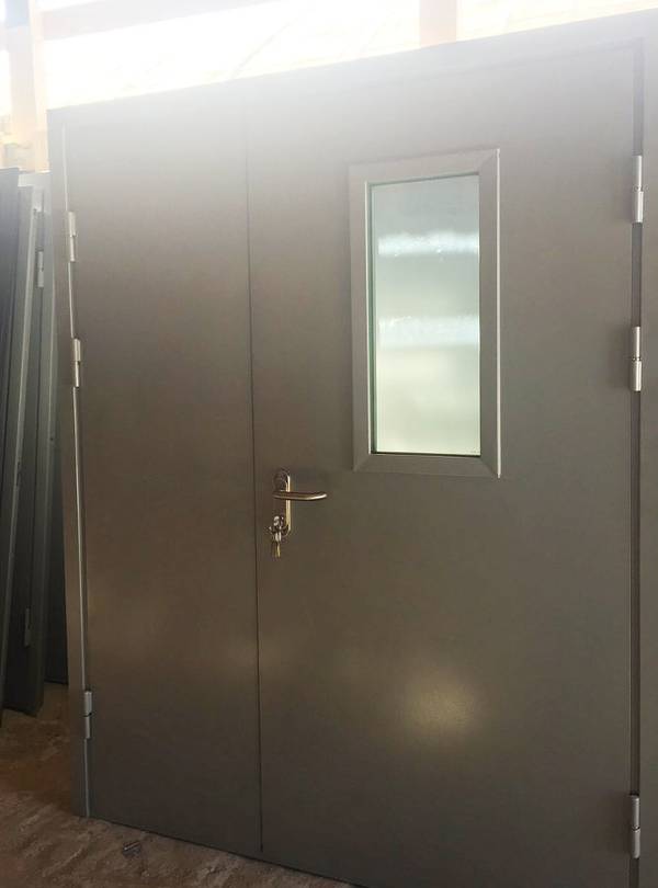 Полуторная серая дверь с противопожарным стеклом Полуторная серая дверь с противопожарным стеклом